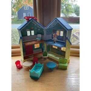 2021 CoComelon Deluxe Family Play Dollhouse Figurine and Furniture Accessories